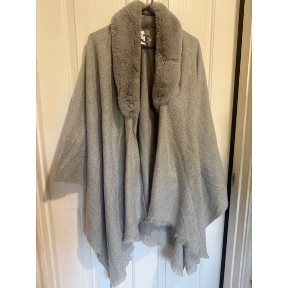 Liz Claiborne Jackets & Blazers - Liz Claiborne Gray Faux Fur Collar Cape Coat Wrap OS Heather Grey Outerwear